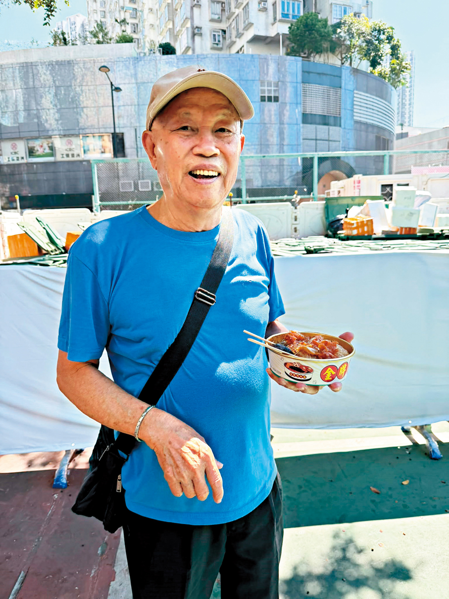 ●王伯大讚今年美食嘉年華乾淨衞生。 香港文匯報記者黃子龍 攝
