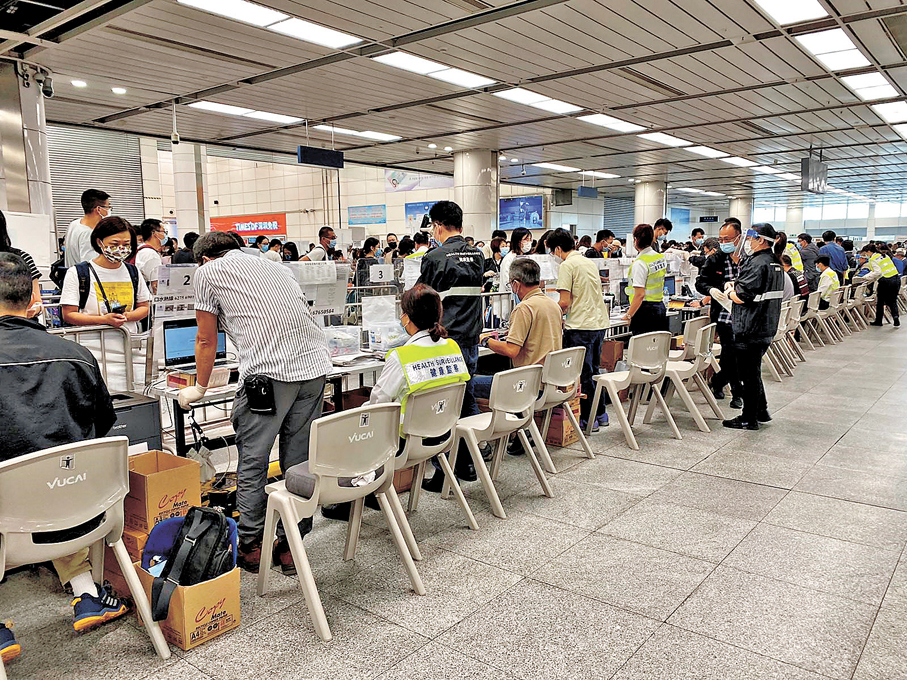 ●2019冠狀病毒病疫情期間，衞生署人員在深圳灣出入境管制站向旅客簽發強制檢疫令。 衞生署供圖