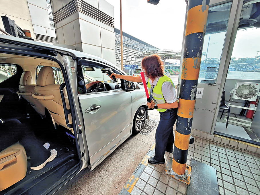 ●健康篩檢人員於衞生署車檢亭，使用手提式紅外線體溫檢測儀，為車上的入境人士量度體溫。 衞生署供圖