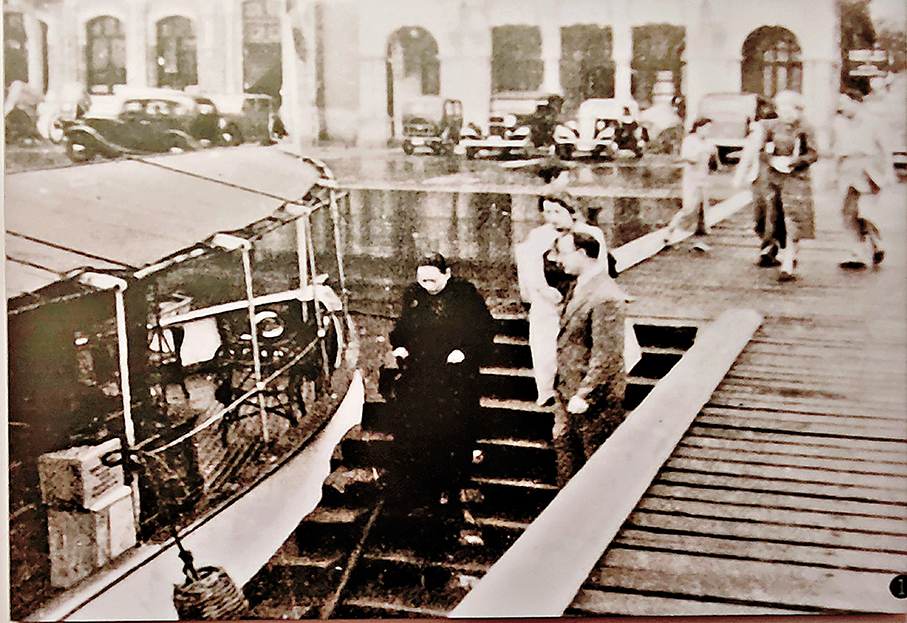 ●圖為1939年宋慶齡前往香港碼頭檢查物資裝運情況。