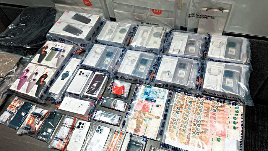●檢獲的證物包括手機、信用卡和現金。香港文匯報記者林兆崙  攝