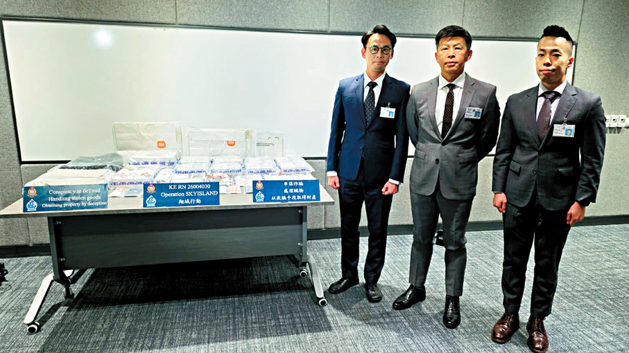 ●警方展示行動中檢獲的證物。左起：馮志達、曾俊傑及周嘉潤。 香港文匯報記者林兆崙  攝