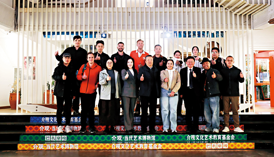 ●國際網絡達人們到介觀藝術中心參觀。香港文匯報西藏傳真