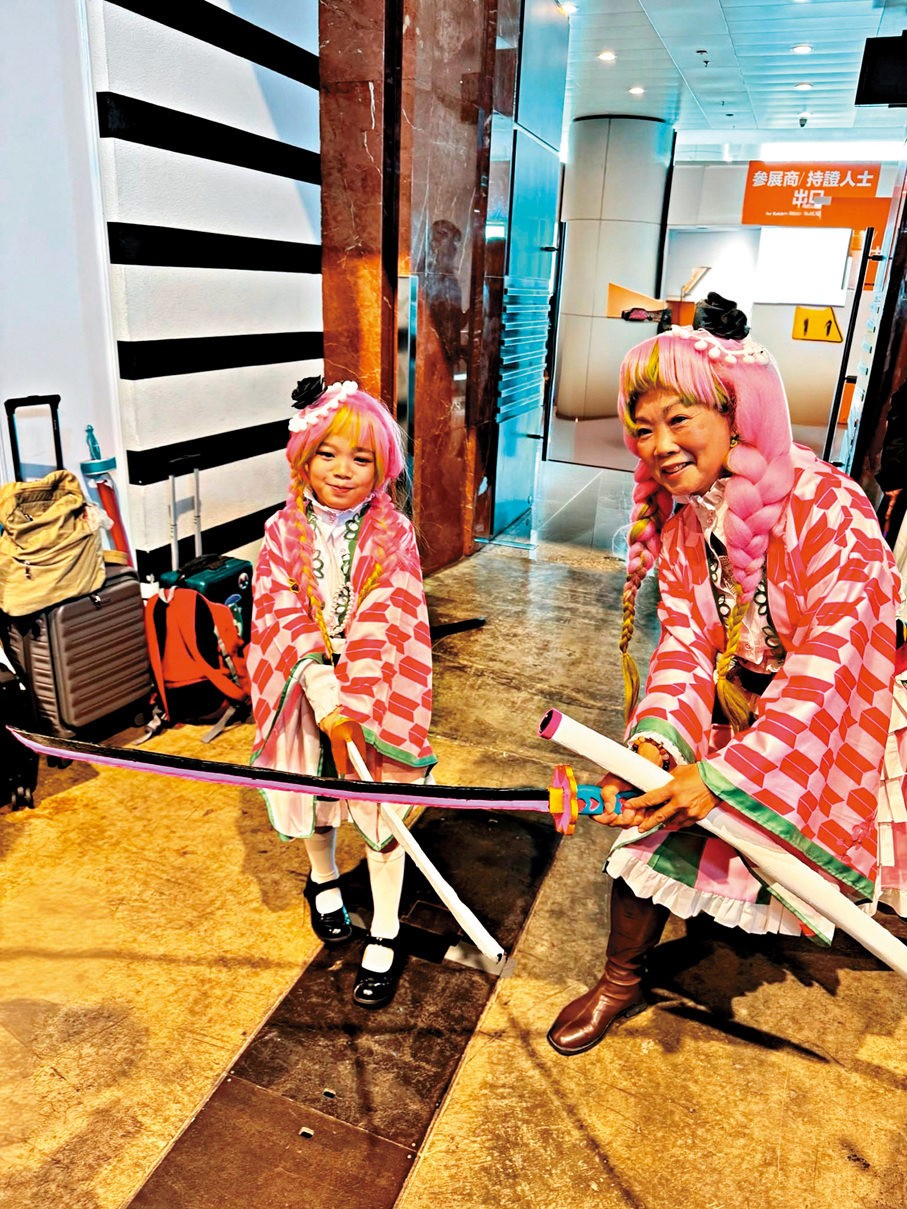 Yuki(右)扮演《鬼滅之刃》甘露寺蜜璃 ，與小孩Cos同樣的角色。