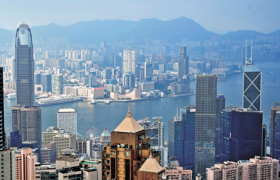 ●多名政界人士接受香港文匯報訪問時表示，香港第一個五年規劃猶如一份「設計圖」，讓社會各界清楚掌握香港未來發展的路徑和方向。圖為山頂下的中環商業區。 香港文匯報記者曾興偉  攝
