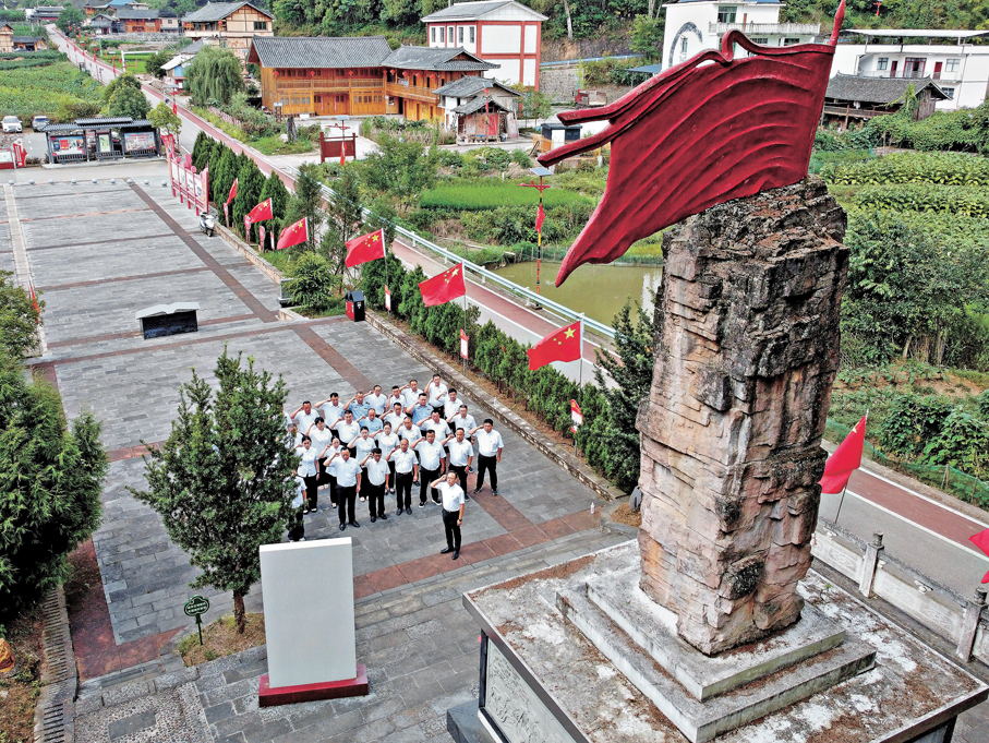 ●7月16日，黨員在貴州省施秉縣白垛鄉紅六軍團黑沖戰鬥遺址紀念碑前重溫入黨誓詞。 新華社