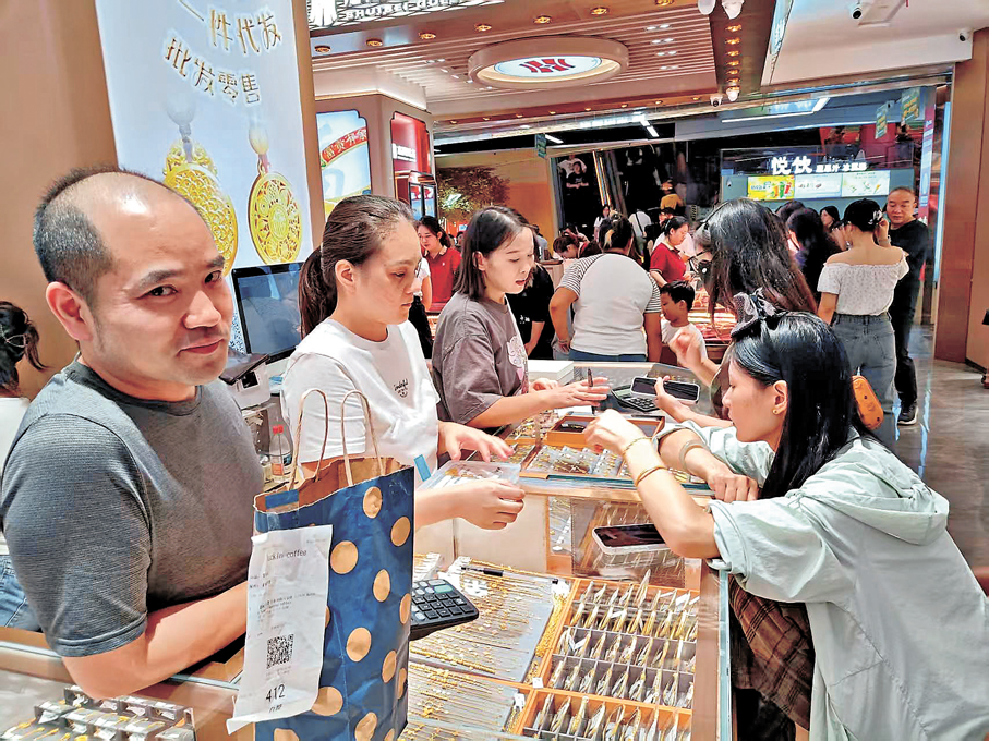 ●方先生（左一）表示，目前周末一天的銷量約為平時的兩倍。 香港文匯報記者李昌鴻  攝