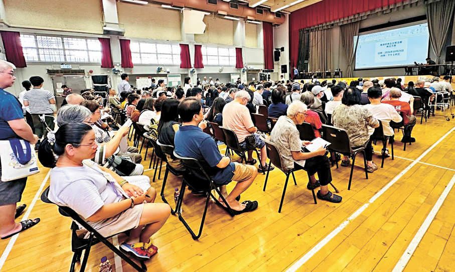 ●在臺日電梯風波下，逾500名居民出席業主大會投票。   香港文匯報記者嚴少阡 攝