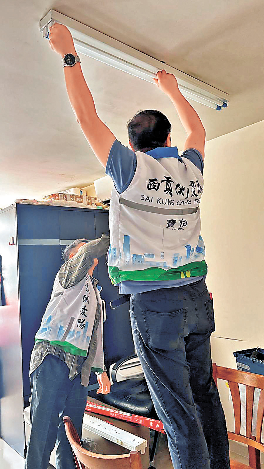 ●寶怡關愛隊上門為有需要居民解決家居疑難。   作者供圖