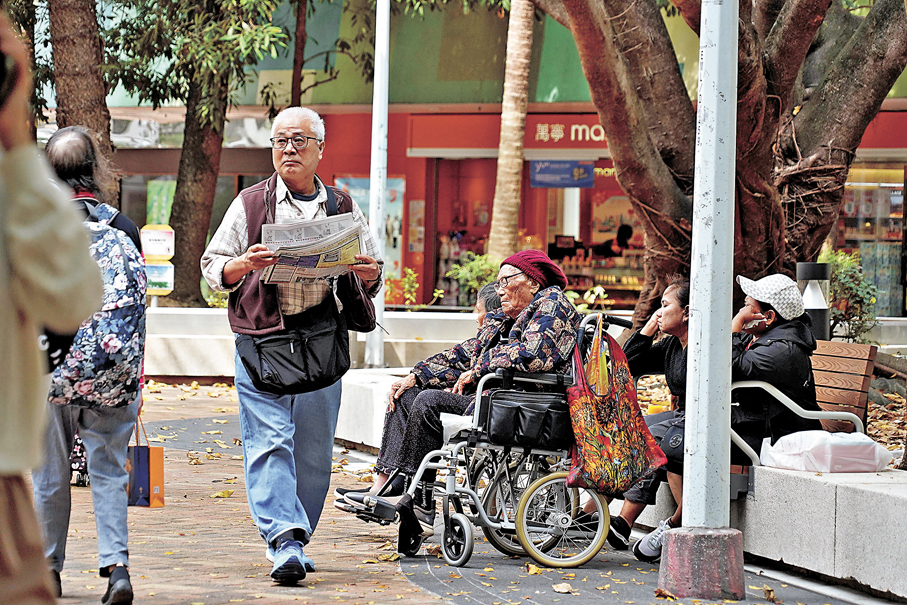 ●對於「養兒防老」，有分析指出：父母退休前，應安排一次坦誠的財務盤點，助家庭制定供養計劃。 資料圖片