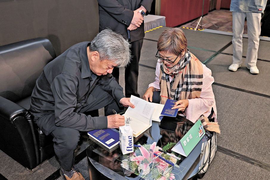 ●劉家琨為讀者簽書。 香港書展供圖