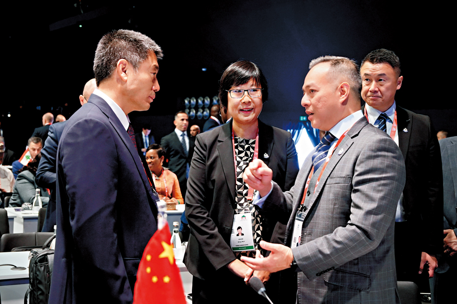 ●周一鳴（右）與鍾詠敏（中）隨同國家代表團出席2025年在摩洛哥馬拉喀什舉行的第九十三屆國際刑警組織全體大會。 警方供圖