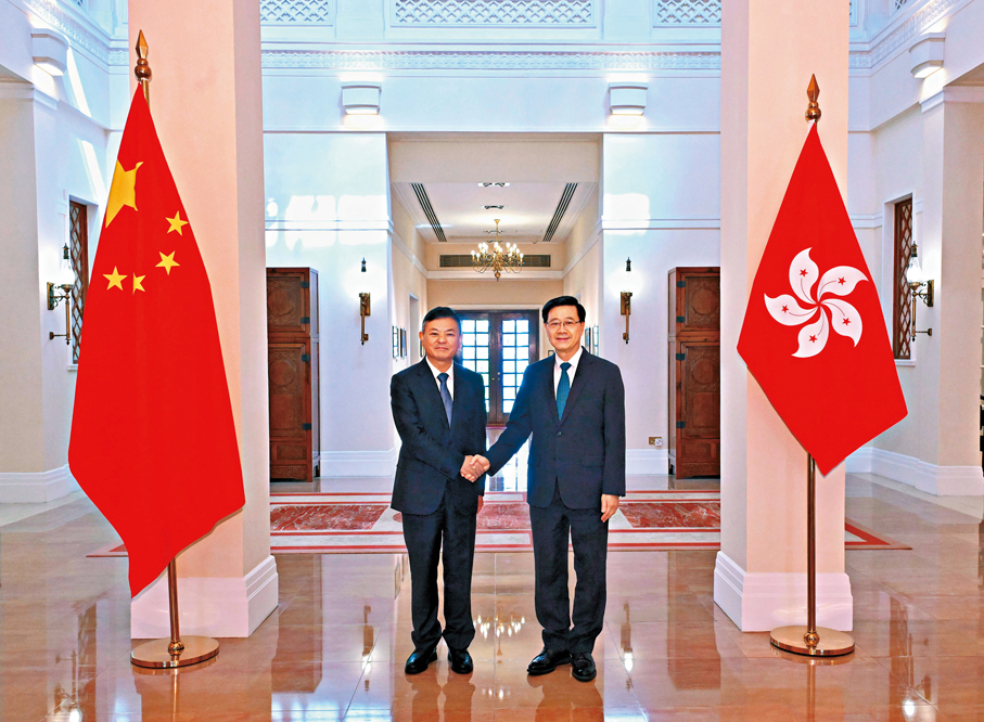 ●行政長官李家超（右）昨日在禮賓府與國家生態環境部部長黃潤秋（左）會面。 政府新聞處