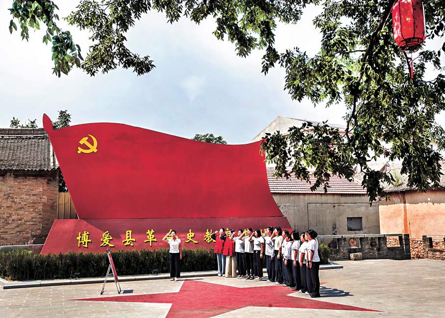 ●新華社社評文章指出，持之以恒推進全面從嚴治黨，必須把黨的建設面臨的突出問題整治好、解決好。圖為河南省焦作市博愛縣革命史教育基地內，黨員重溫入黨誓詞。 新華社