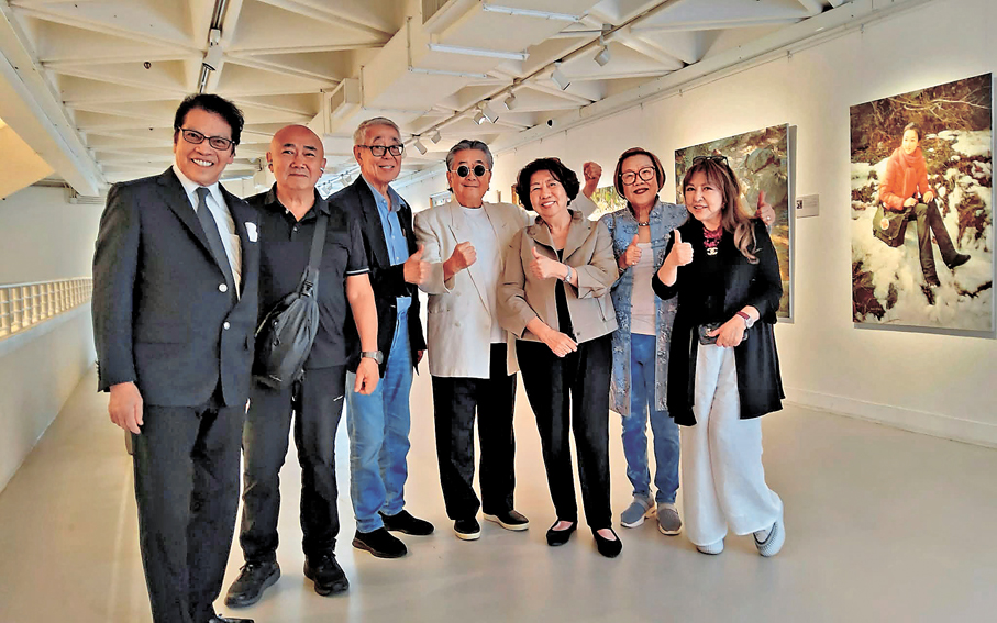 ●謝宏中先生（中）的收藏畫展開幕禮，他的愛徒紀文鳳（右三）和好友都來道賀。 作者供圖