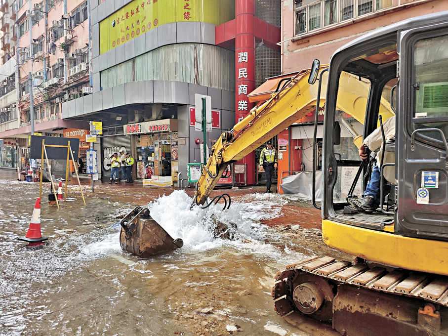 ●現場所見，大量食水不斷沿地面湧出。   香港文匯報記者劉友光  攝