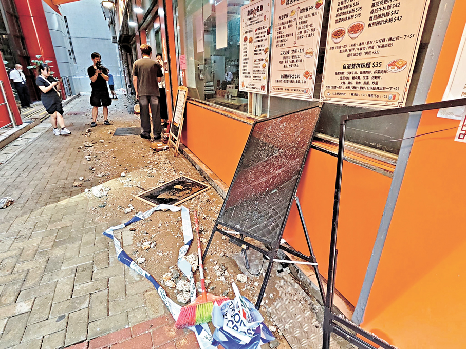 ●最接近地盤食肆被夾雜沙石水柱射中，嚴重損毀。 香港文匯報記者劉友光  攝