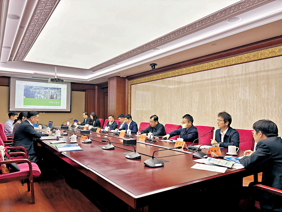 ●特首政策組團隊在北京與中國社會科學院副院長李雪松及社科院屬下研究所（院）代表會面。 特首政策組供圖