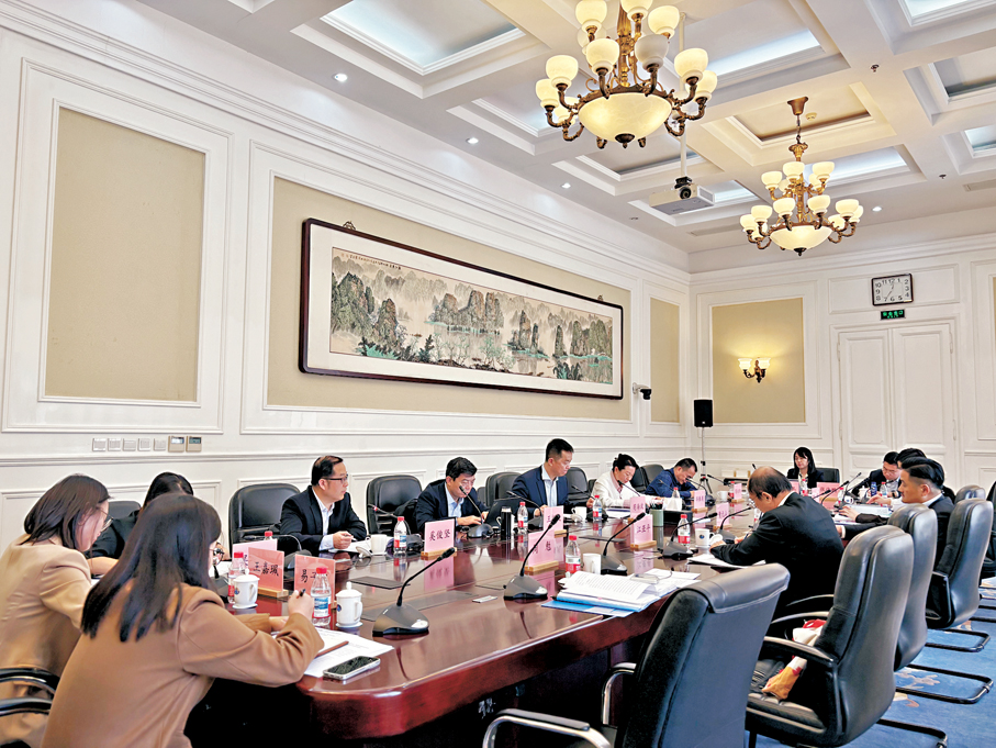 ●特首政策組團隊在北京與中國國際問題研究院副院長苟海波及其團隊會面。 特首政策組供圖