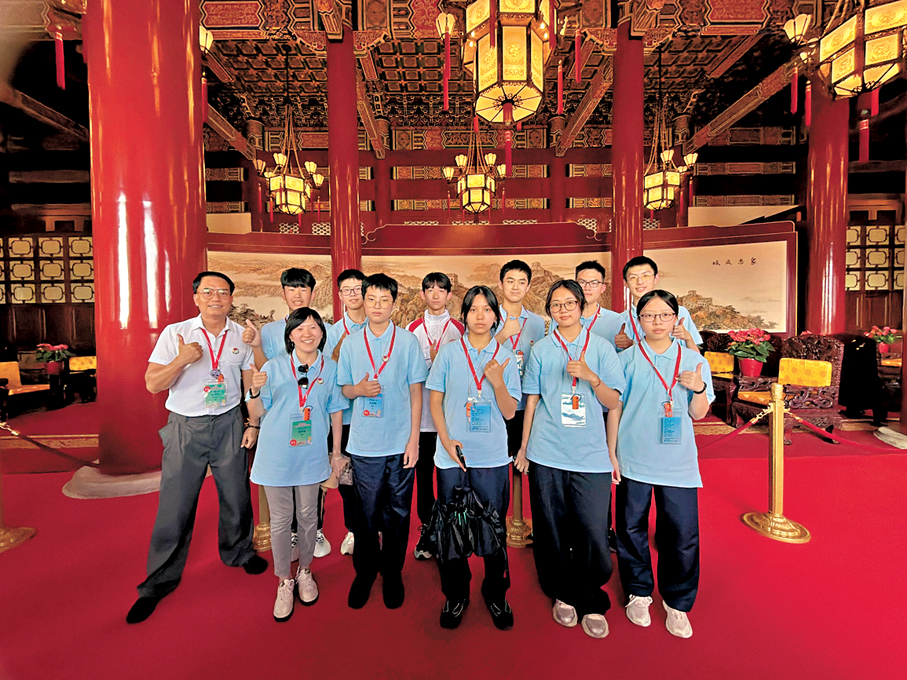 ●學生登上天安門城樓。 學校供圖