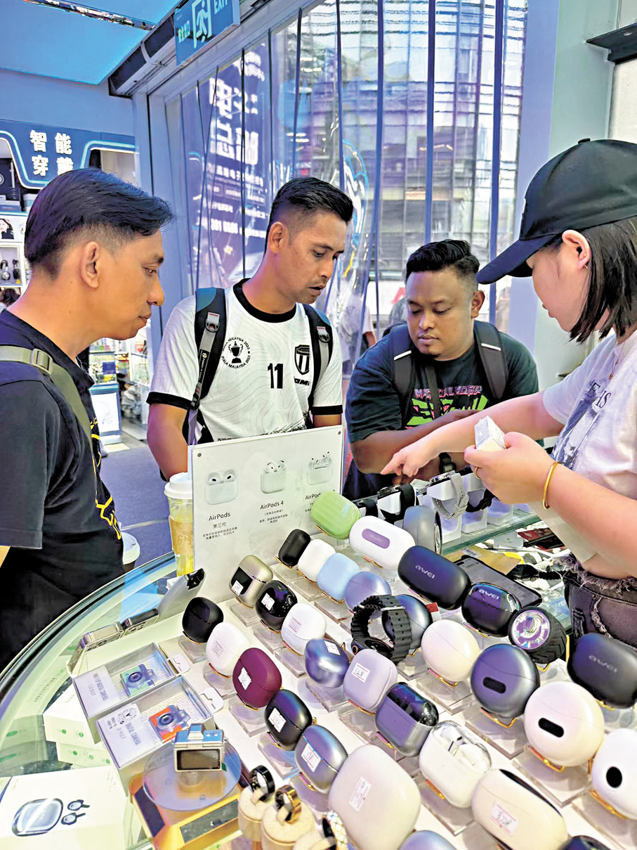 ●外國客商採購華強北電子商品。