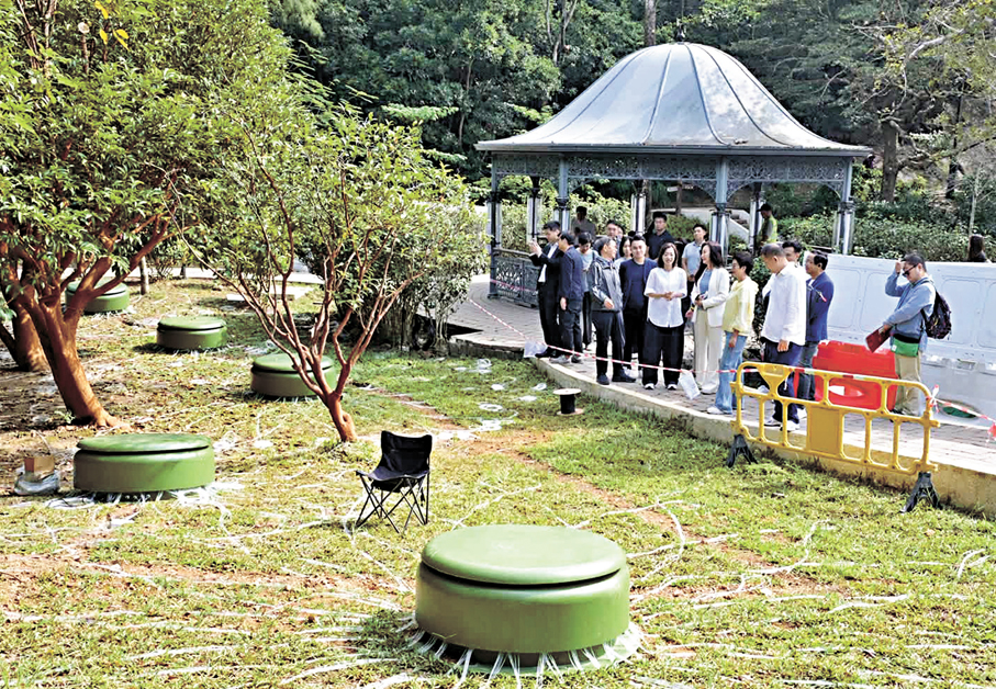 ●旅遊事務專員陳慧欣聯同旅發局代表及十多位中西區區議員實地視察「光影匯」項目的裝置工程。    文化體育及旅遊局Fb圖片