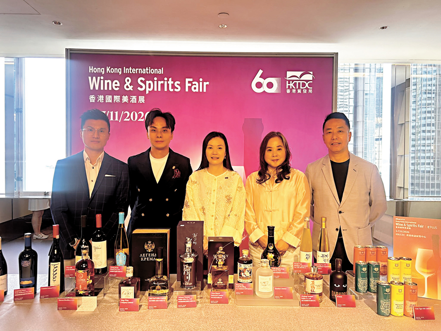 ●左起：香港葡萄酒商會會長Max Wong、侍酒師大師Derek Li、香港貿發局副總裁林玉鳳、香港酒業總商會會長Jo Jo So、香港華夏酒業協會會長Patrick Chow。   香港文匯報記者莊程敏  攝