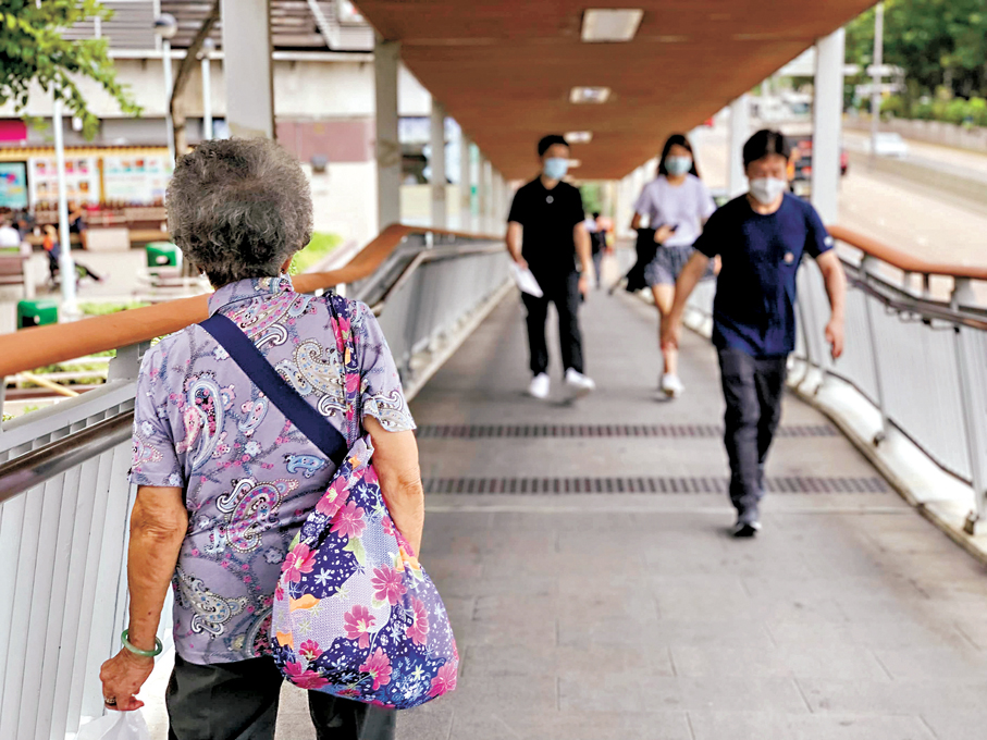 ●住屋、貧窮、安老、醫療和青年向上流動等議題，往往涉及土地供應、公共財政、社會保障及跨代分配。特區政府須透過落實香港第一個五年規劃，有效調撥公共資源，化解深層矛盾，為民謀福。圖為一名長者在香港仔出行。   資料圖片