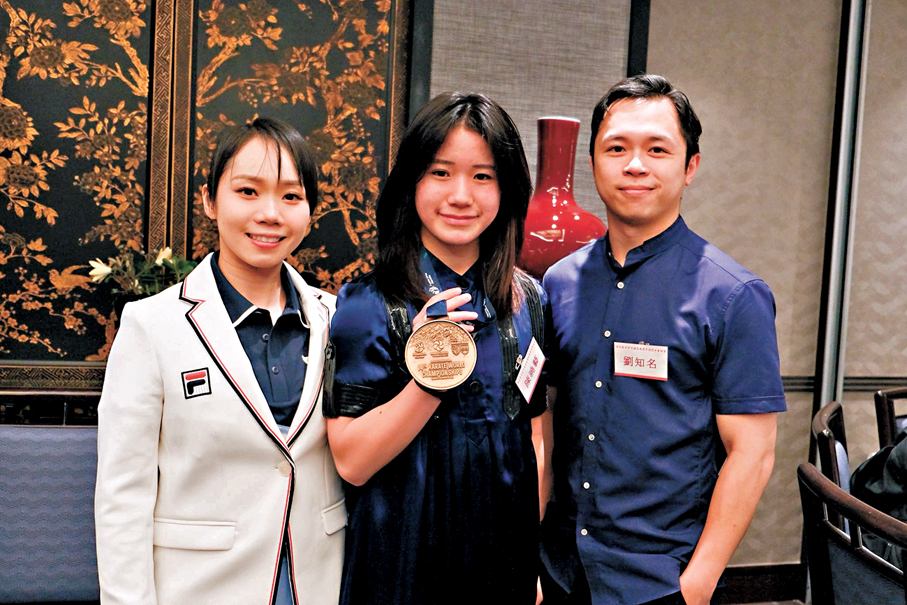 ●15歲的陳曉藝（中）是退役港將劉知名（右）的學生，月中為香港空手道取得世青賽歷史上首面獎牌。  香港文匯報記者葉詩敏  攝