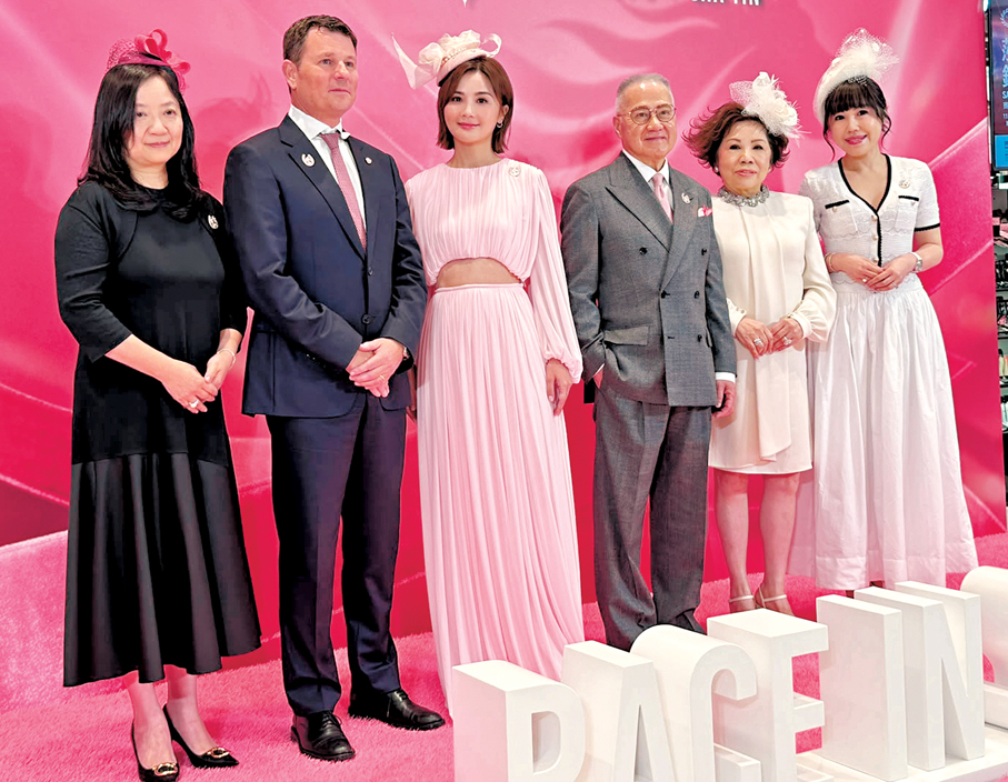 ●形象大使蔡卓妍與一眾嘉賓合影。  香港文匯報記者李慶全  攝