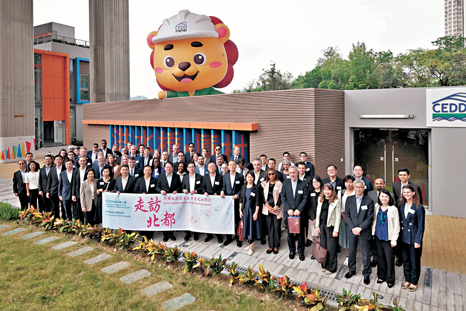 ●外交部駐港特派員公署昨日組織參訪團考察北部都會區。圖為參訪團一行參觀洪水橋/厦村新發展區社區聯絡中心。政府新聞處