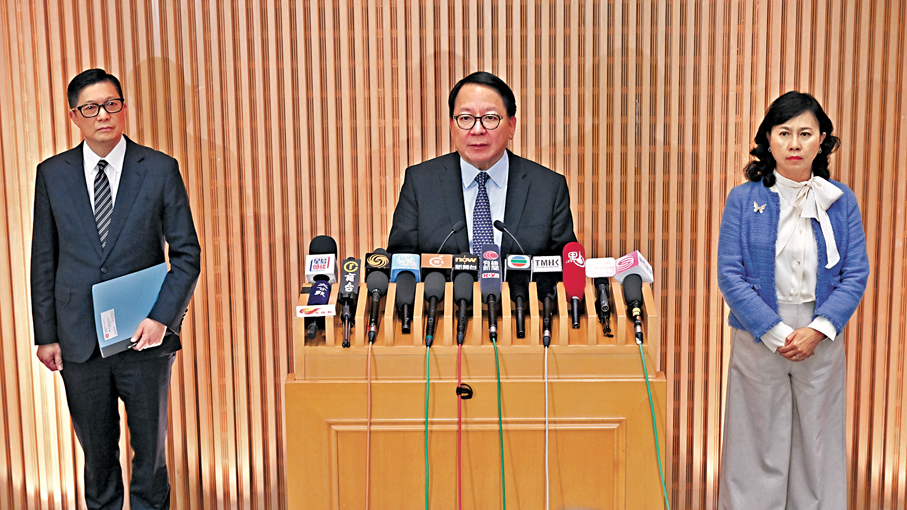 ●特區政府政務司司長陳國基昨日主持新皇崗口岸港方口岸區跨部門工作小組會議，並就新皇崗口岸港方口岸區在周末多項大型活動期間的運作安排會見傳媒。左起：鄧炳強、陳國基、陳美寶。政府新聞處