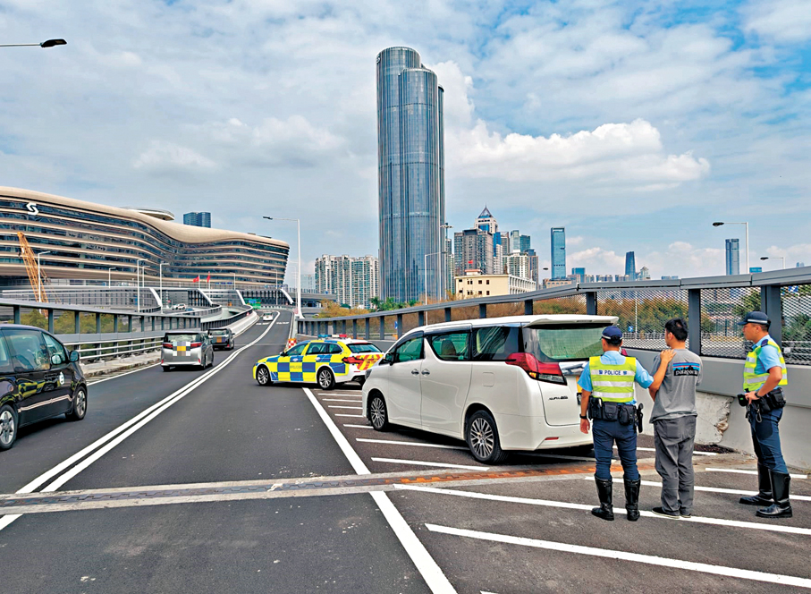 ●警員在「放蛇」行動中搭乘豪華七人車，在即將到達新皇崗口岸時表露身份拘捕司機。警方圖片