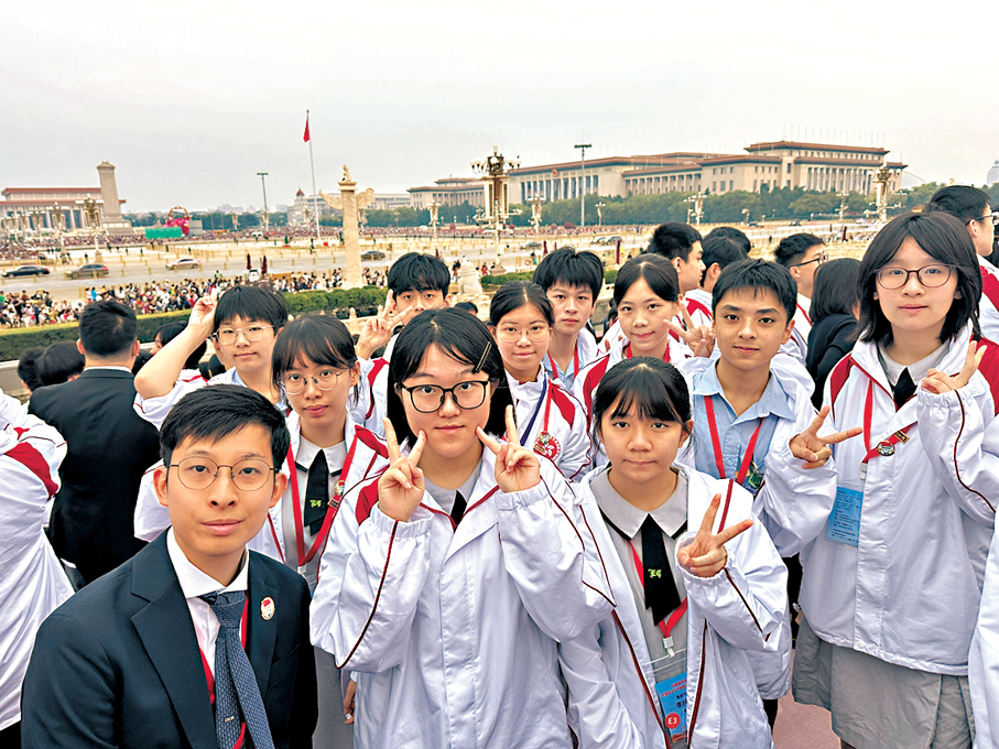 ●師生在天安門觀禮台合照。學校供圖