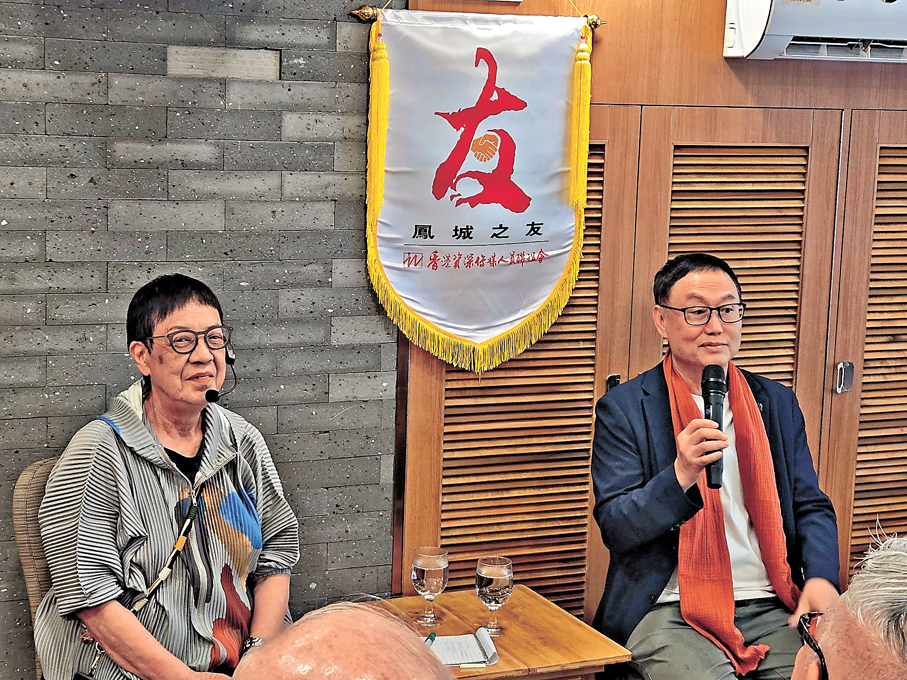 ●嚴浩與許鞍華（左）在資深傳媒的座談會上。作者供圖
