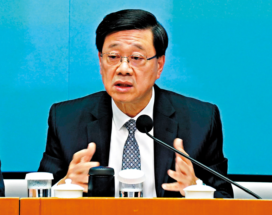 ●李家超宣布政府會推行全面改革，當中包括禁止和打擊樓宇維修工程圍標。 香港文匯報記者曾興偉 攝
