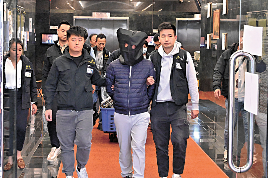 ●圖為警方去年到「宏業建築工程有限公司」位於黃大仙的辦公室搜證，並拘捕涉案者。 資料圖片