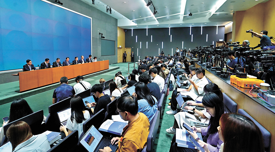 ●李家超昨日在記者會上表示，前日何永賢提出請辭並願意承擔政治責任，已獲他接納。香港文匯報記者曾興偉 攝