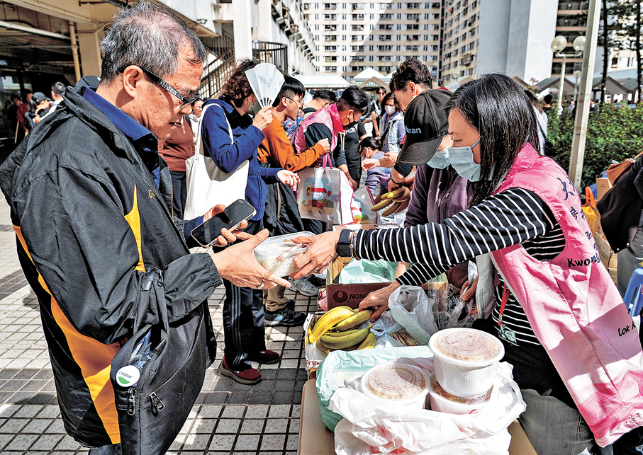 ●香港社會在火災面前展現出大愛，關愛隊、熱心人士等在火災後於宏福苑附近的廣福邨公眾平台向有需要者分發餐食。 資料圖片