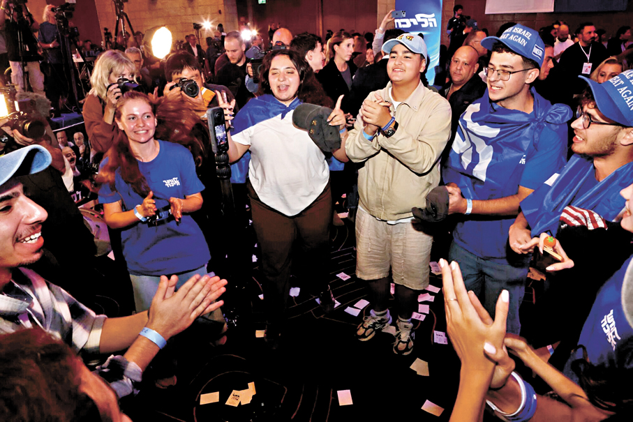 ●今屆以色列大選的「首投族」，有75%認為自己屬於右翼或中右翼陣營。圖為支持內塔尼亞胡的年輕選民。彭博社