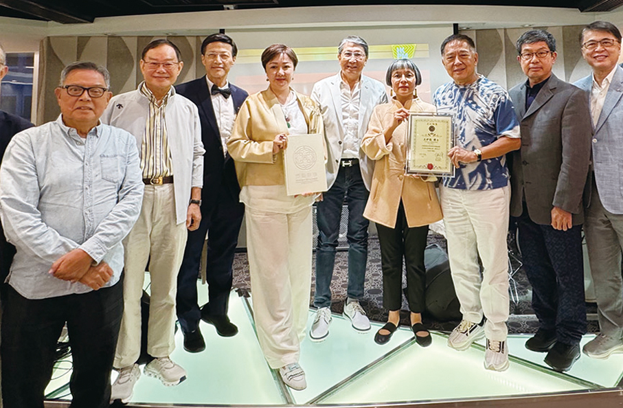 ●求知雅集董事會成員向香港故宮副館長王伊悠（右四）頒發感謝狀。