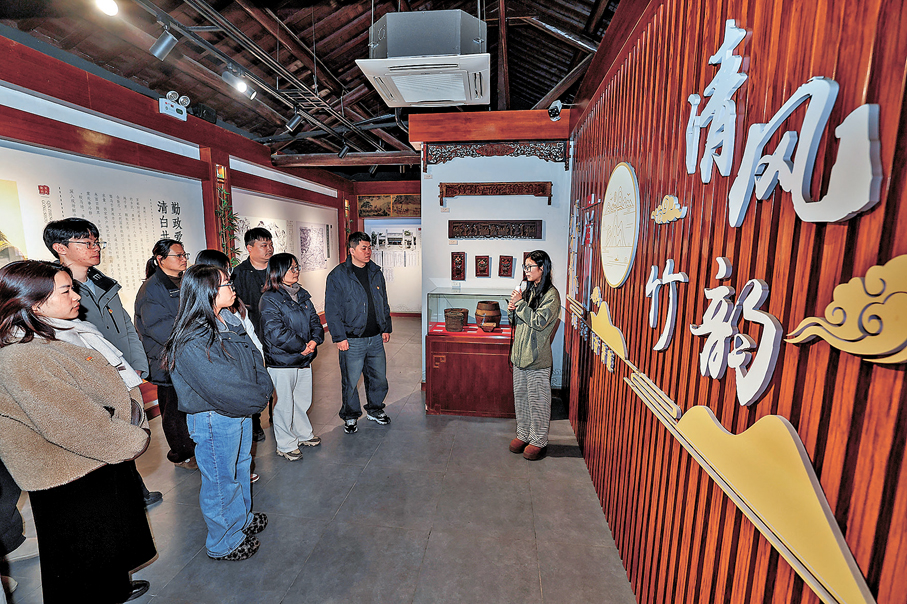 ●習近平強調，推進新時代黨的建設新的偉大工程，必須堅持系統思維，加強前瞻性思考、全局性謀劃、整體性推進。圖為早前在浙江省嘉興市，新豐鎮黨員幹部接受廉潔教育。資料圖片