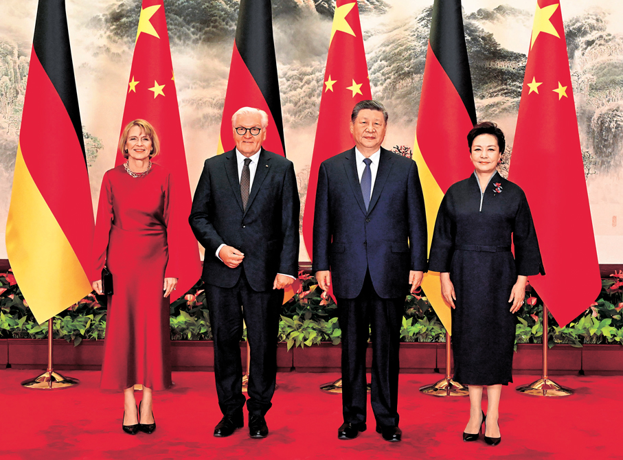 ●10月30日下午，國家主席習近平在北京人民大會堂同來華進行國事訪問的德國總統施泰因邁爾舉行會談。這是會談前，習近平和夫人彭麗媛同施泰因邁爾和夫人比登本德合影。 新華社
