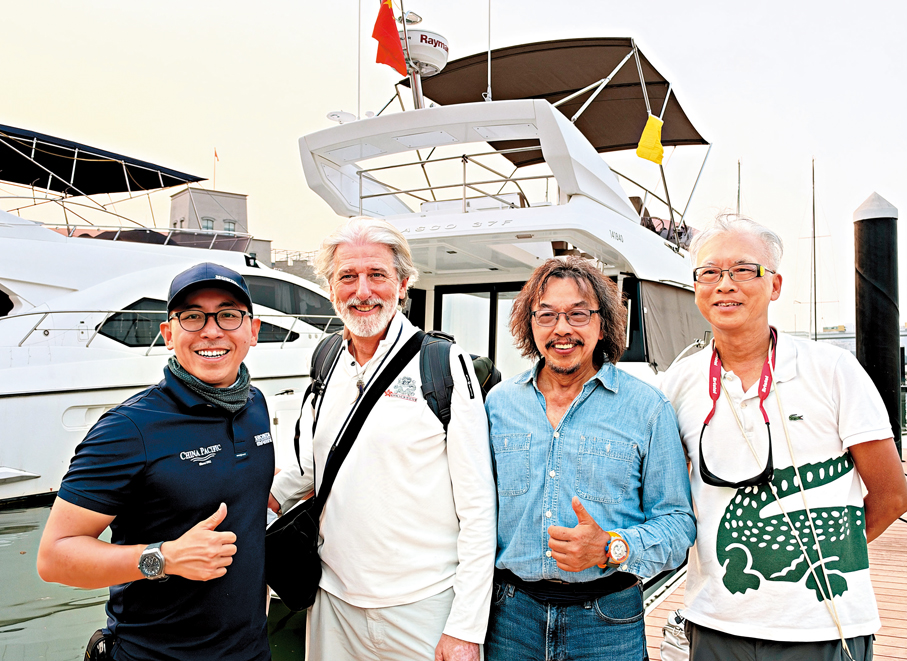 ●香港遊艇業總會主席周基倫（左一）與朋友們抵達南沙，共同為行程點讚。 香港文匯報記者黃寶儀  攝