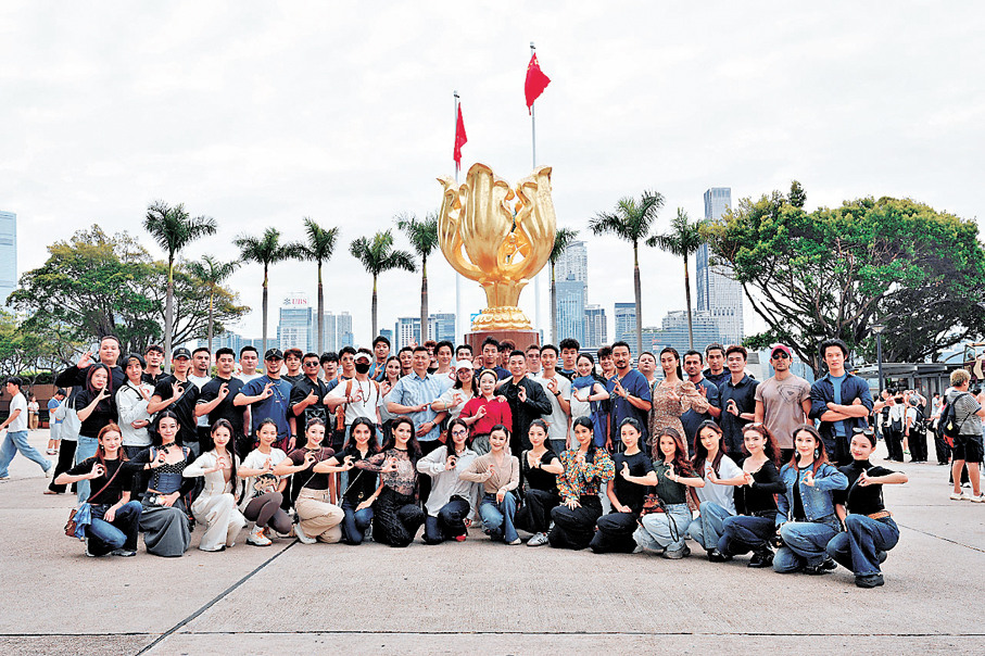 ●舞劇《龜茲》劇組演職人員在香港留影。