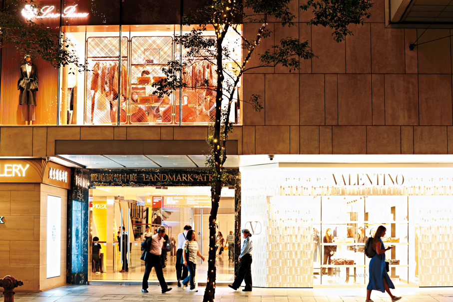●名店櫥窗徹夜璀璨，照亮中環夜經濟與時尚活力。