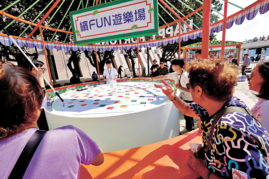 ●「Happy Fortune 遊樂場」重現舊日遊樂場「掟銀幣」攤位，投幣即可換取獨一無二的「運勢解讀」。