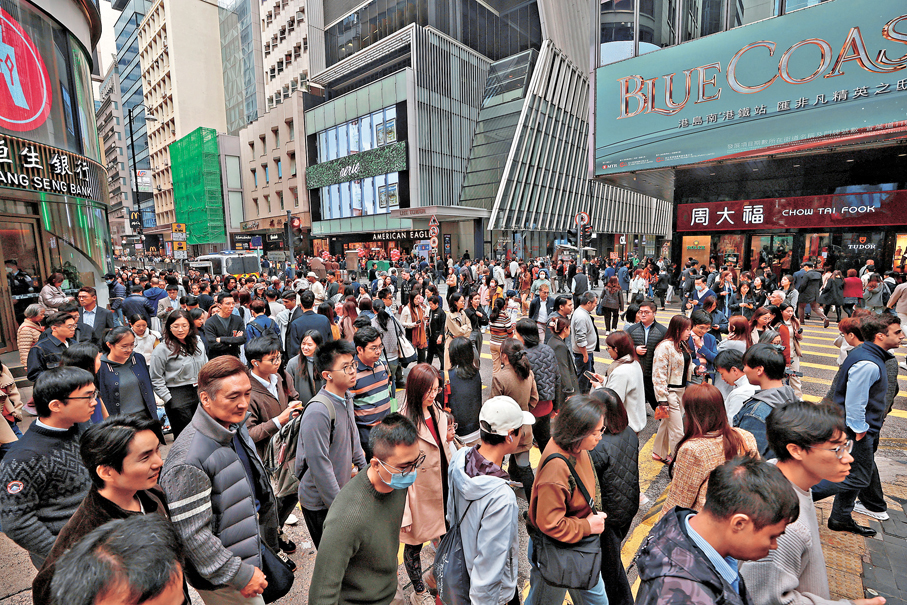 ●多名政界及法律界人士近日在接受香港文匯報訪問時均認為，做好法律服務正是為「四中心、一高地」建設提供有力支持的關鍵所在。圖為提供多種專業服務的中環商業區繁華景象。 資料圖片