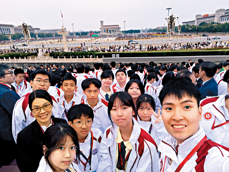 ●同學在升旗禮後合照。 學校供圖